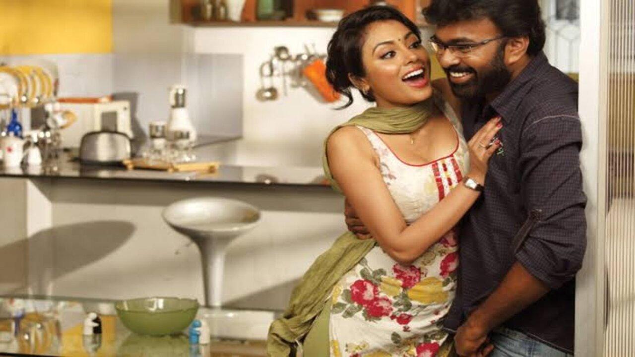 Mandhira Punnagai 2010 movie scene