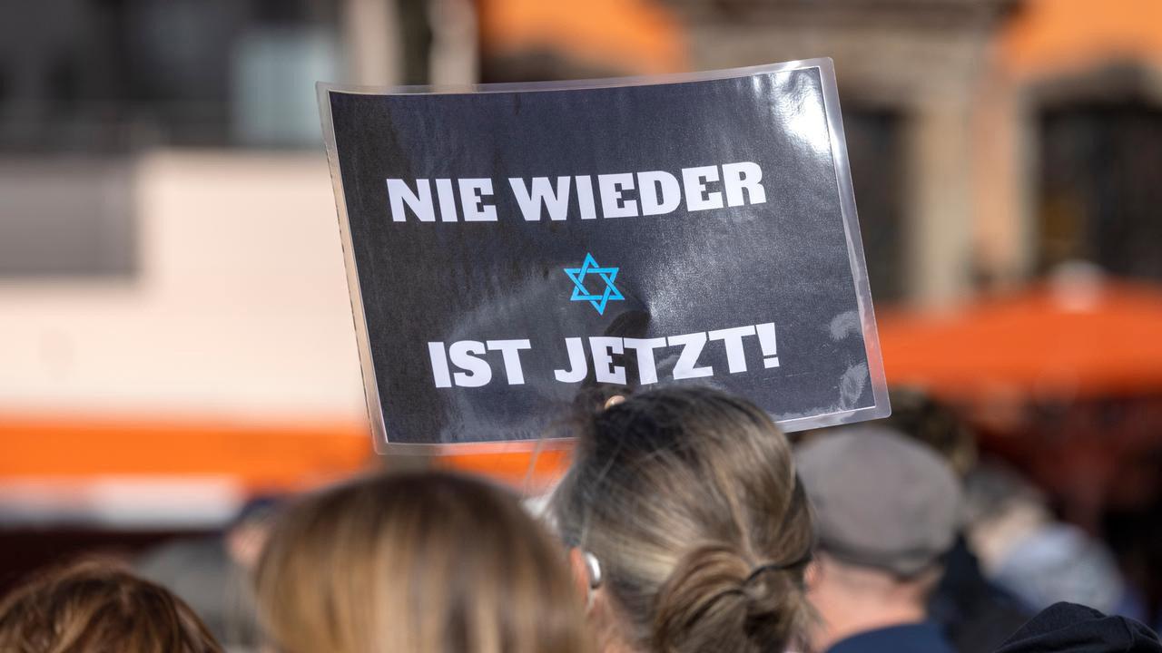 Warum Judenhass? Antisemitismus in Deutschland 2024 movie scene