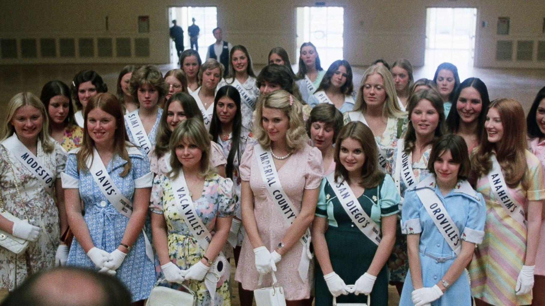Smile 1975 movie scene