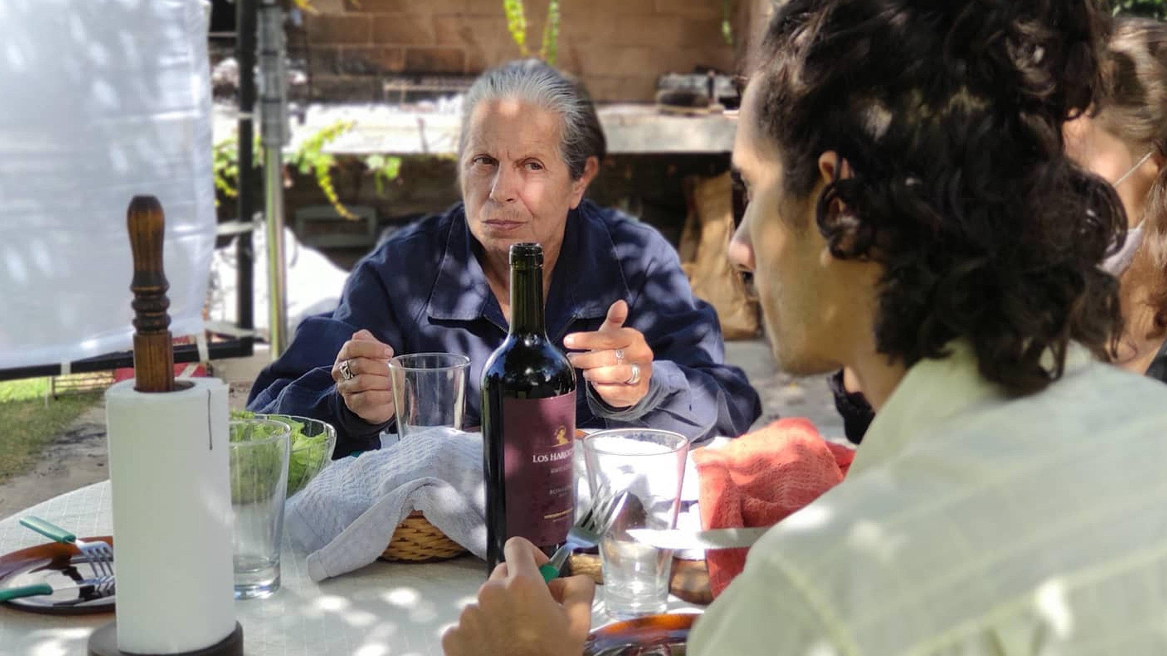 En la piel del Familiar 2022 movie scene