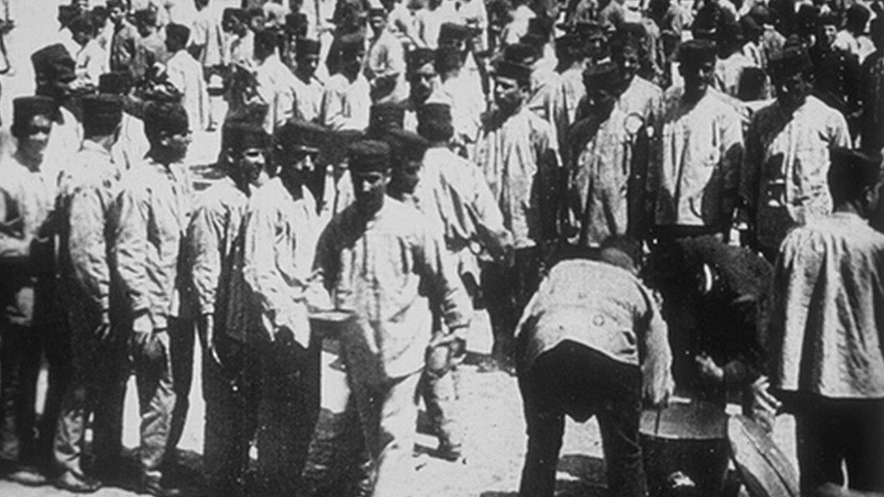 Distribution des vivres aux soldats 1896 movie scene