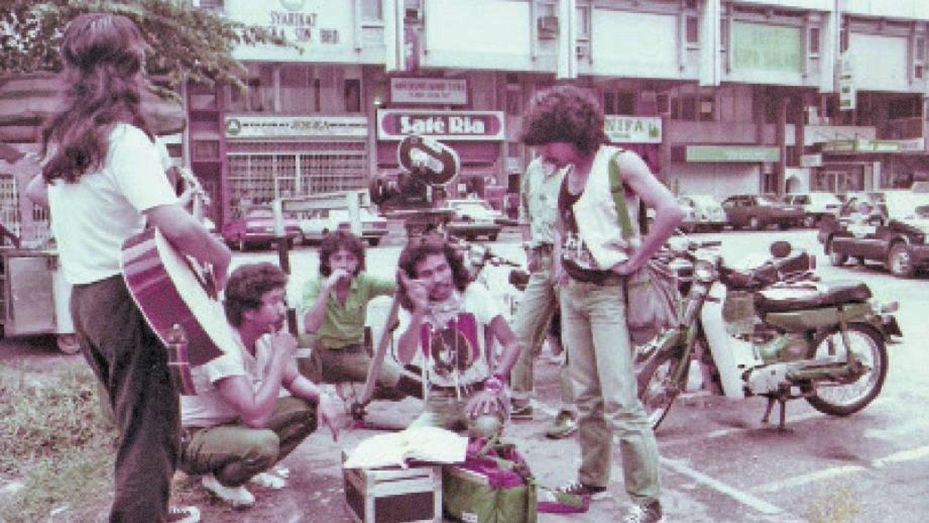 Kembara Seniman Jalanan 1986 movie scene