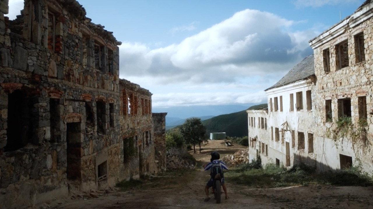 Manos negras 2024 movie scene