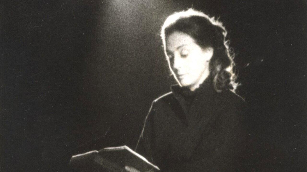 Praises of Holy Week (According to Matthew's Gospel) - Elli Lampeti reads 1979 movie scene