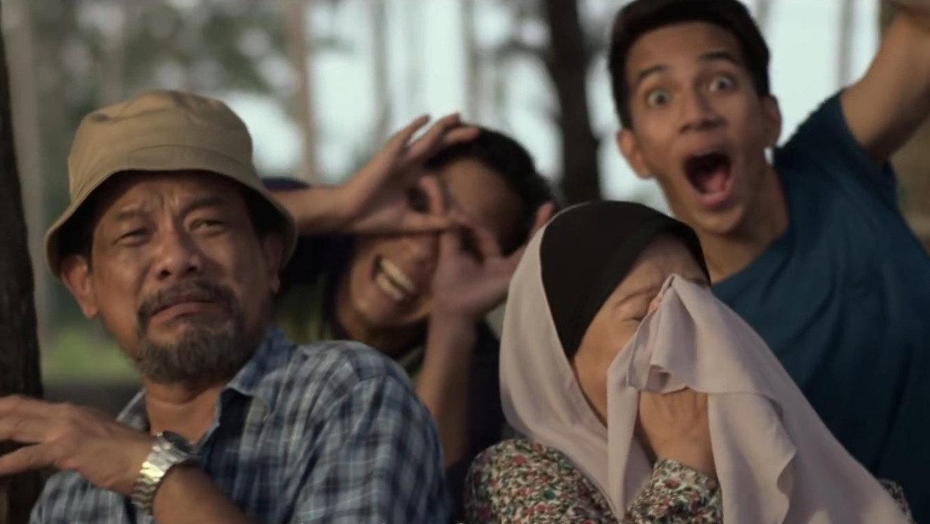 Bisik Pada Langit 2017 movie scene