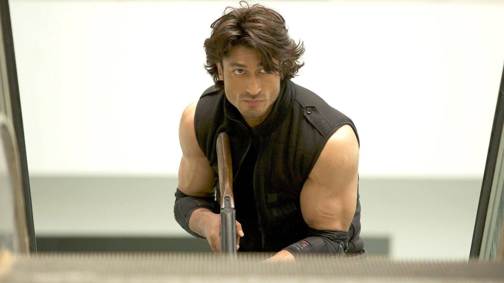 Commando 2 - The Black Money Trail 2017 movie scene