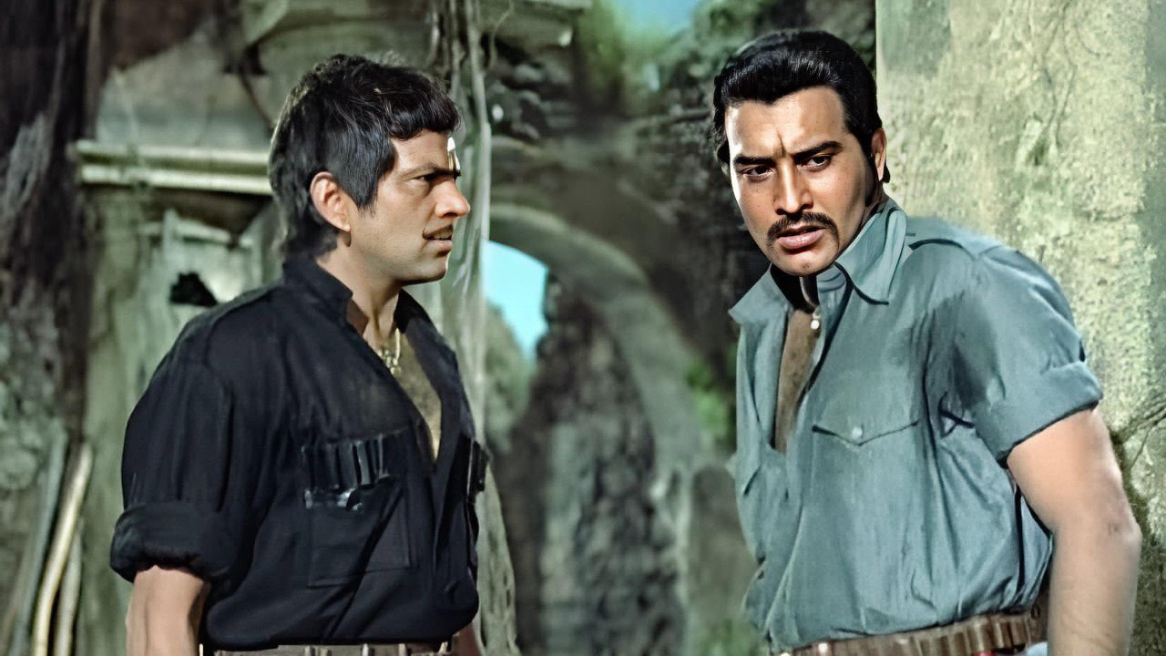 Mera Gaon Mera Desh 1971 movie scene