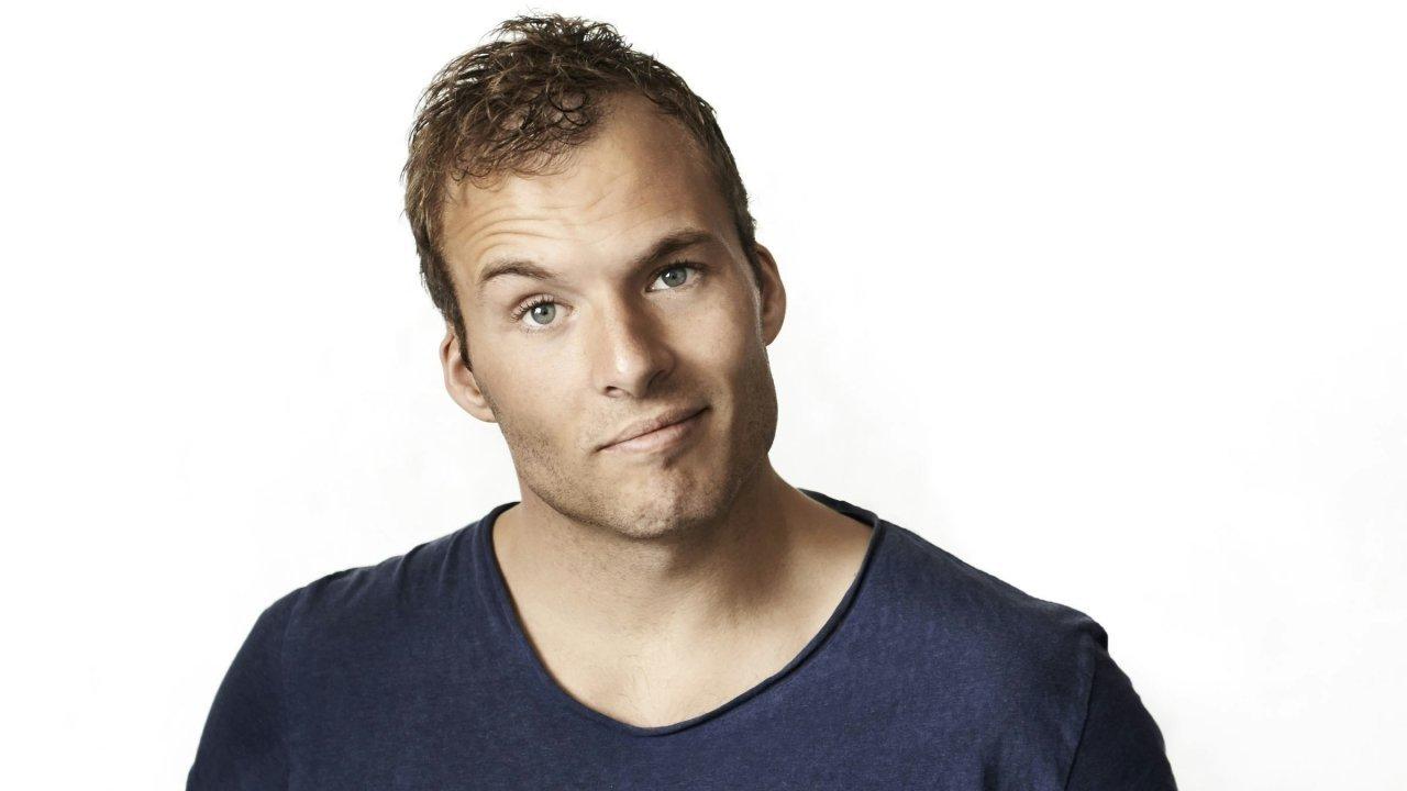 Simon Talbot: Talle Alene I Verden 2013 movie scene