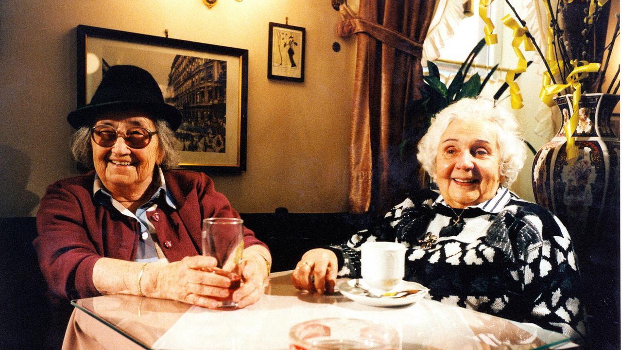 Alltagsgeschichte – In einer kleinen Konditorei 1996 movie scene
