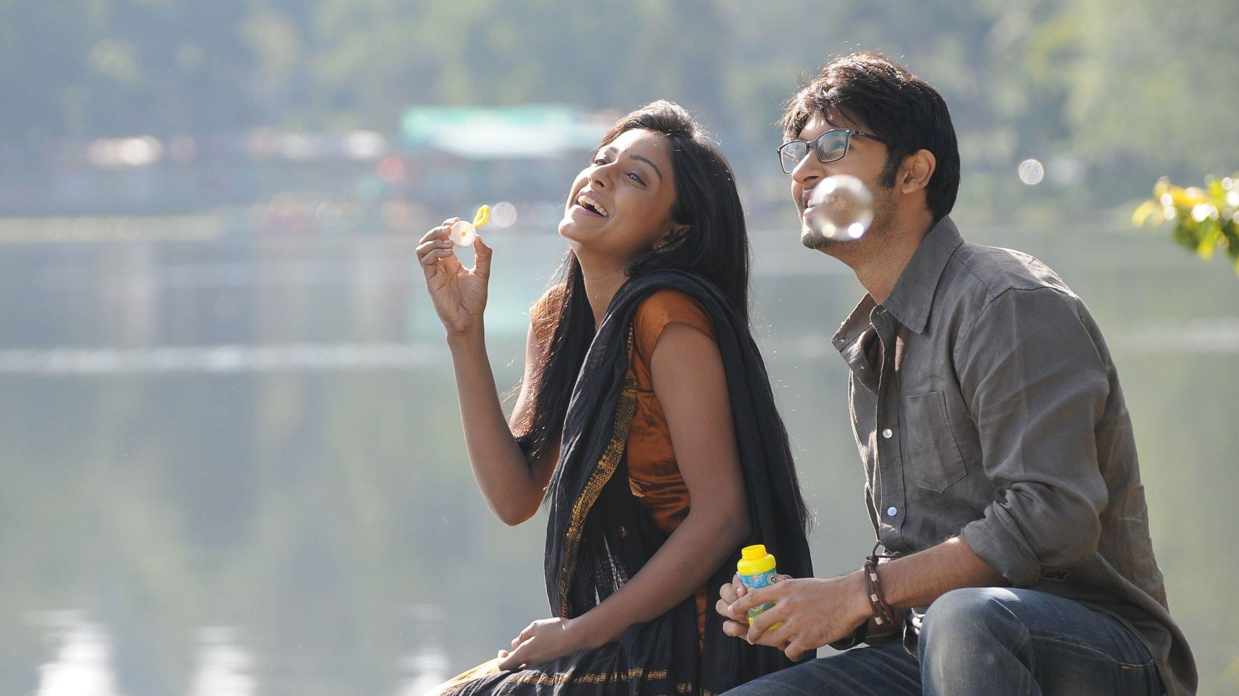Uyir Mozhi 2016 movie scene