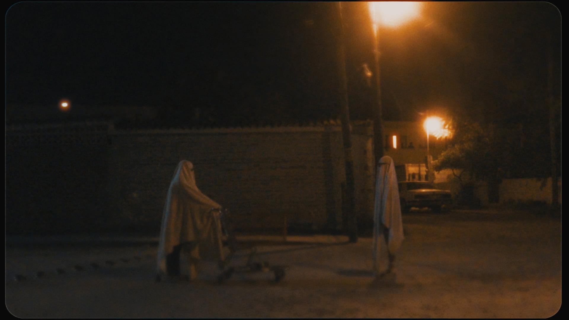 Fantasmas sin Hogar 2020 movie scene