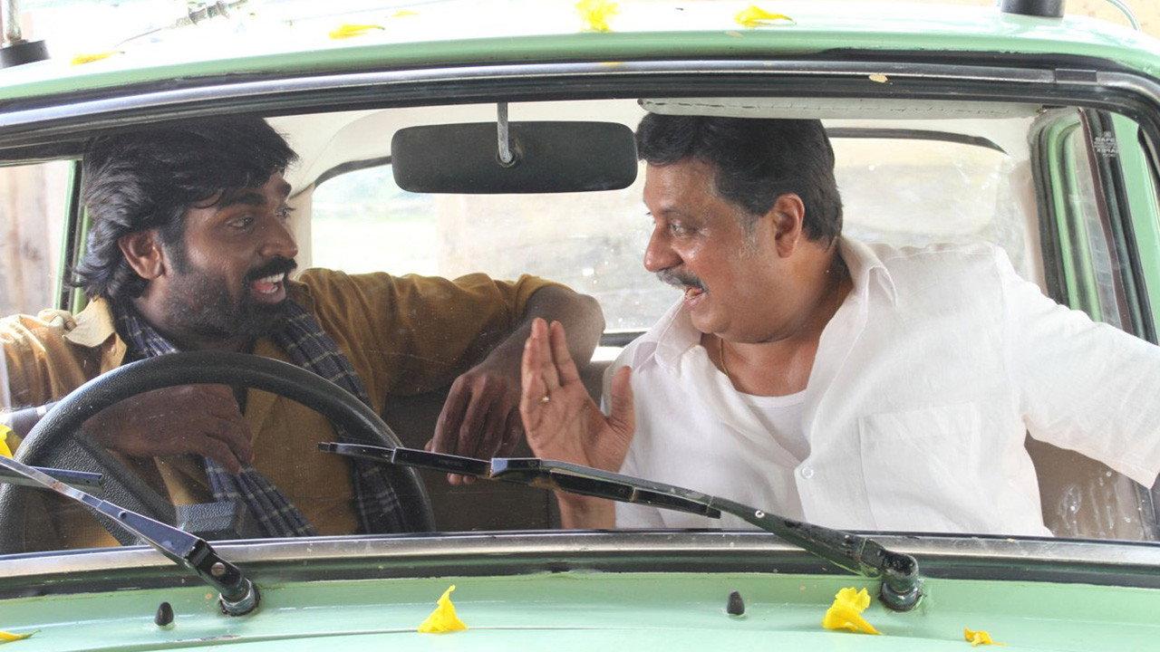 Pannaiyarum Padminiyum 2014 movie scene