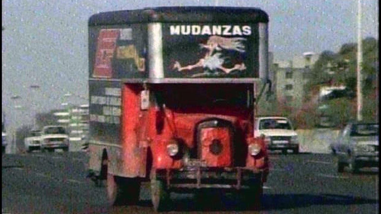 Tres alegres fugitivos 1988 movie scene