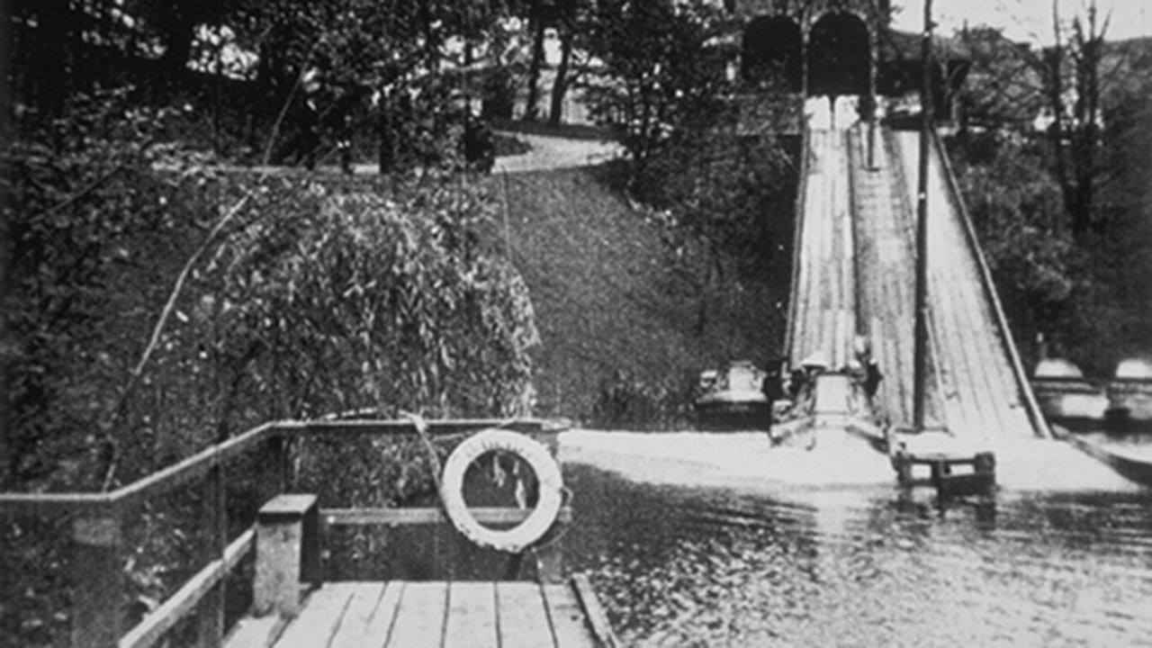 Water toboggan (Montagnes russes sur l'eau) 1897 movie scene