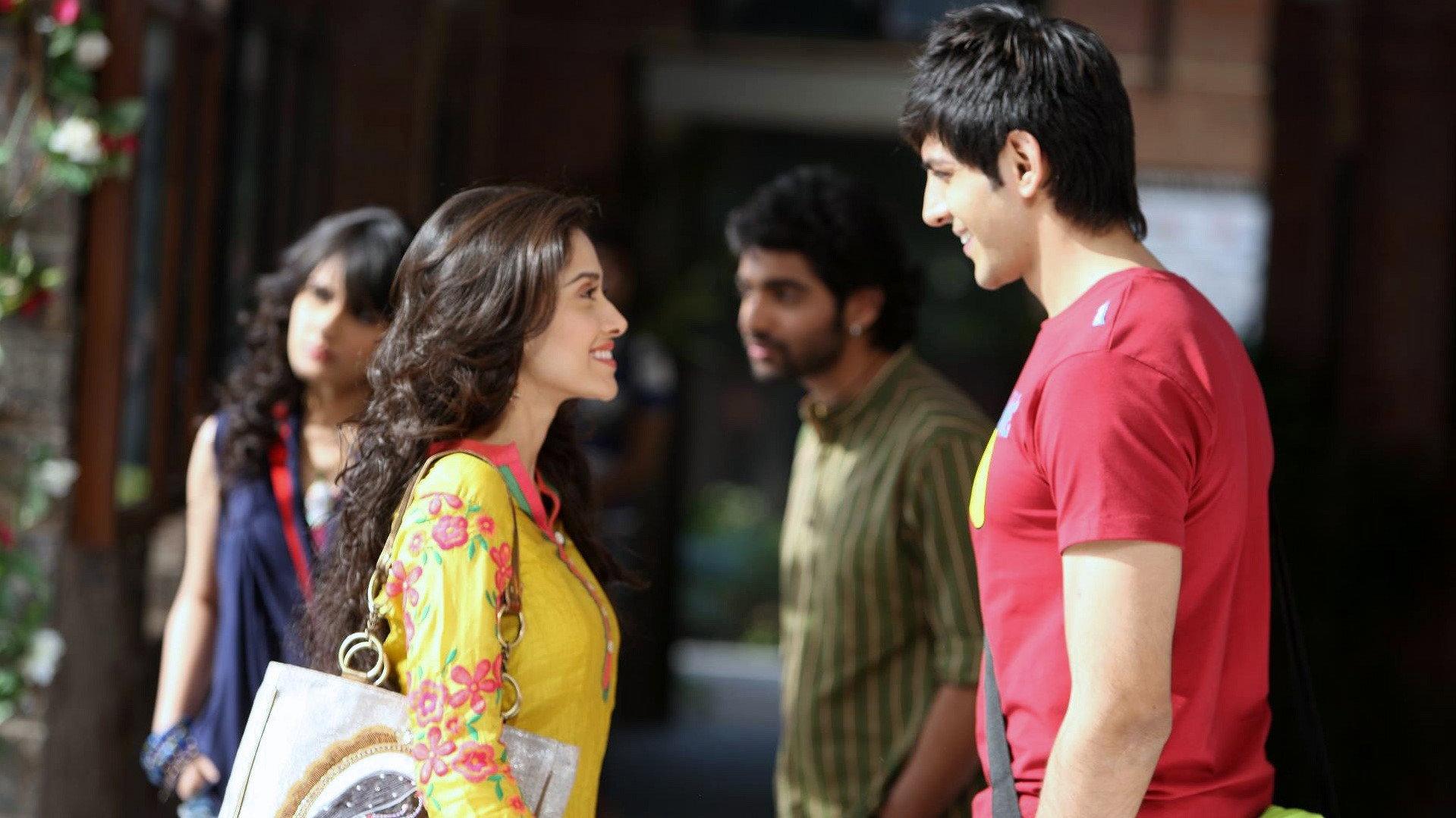 Akaash Vani 2013 movie scene