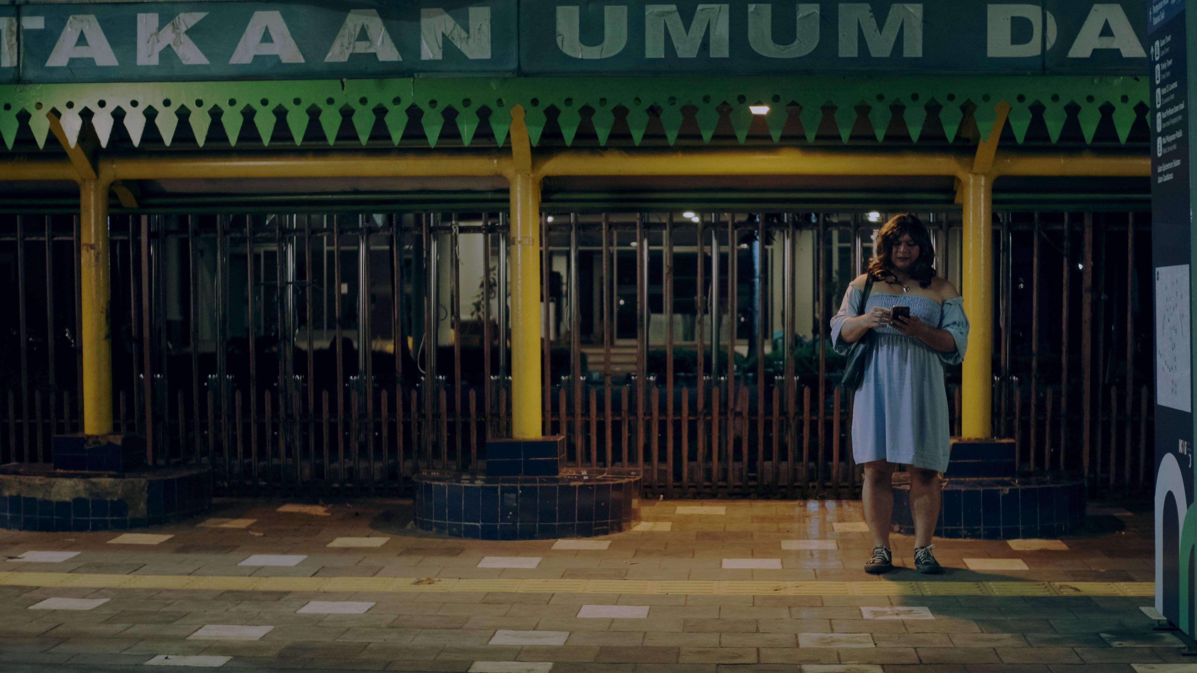 Saru Latar Biru 2024 movie scene
