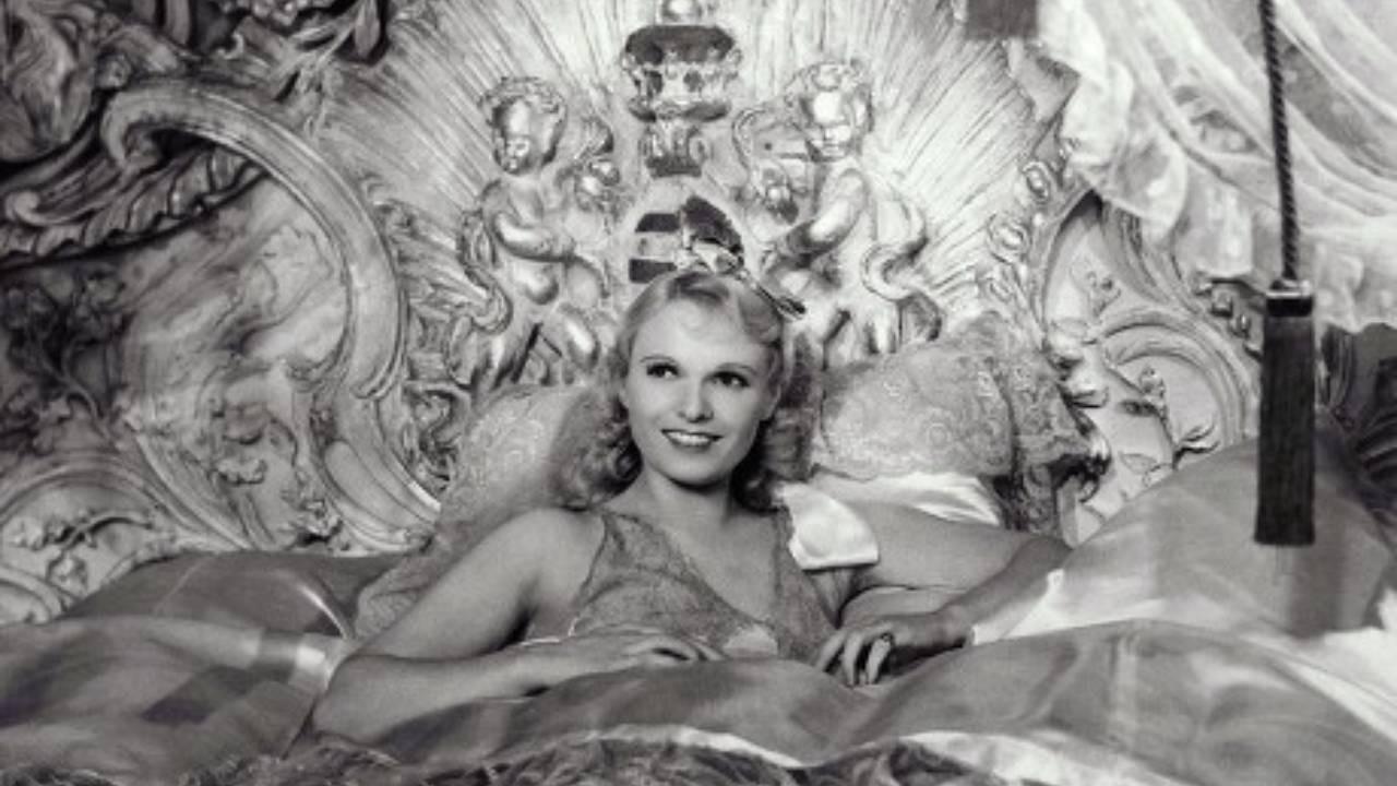 The Queen's Affair 1934 movie scene