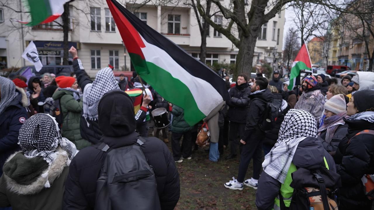 Linker Antisemitismus in Deutschland - Hass auf Juden und Israel 2024 movie scene
