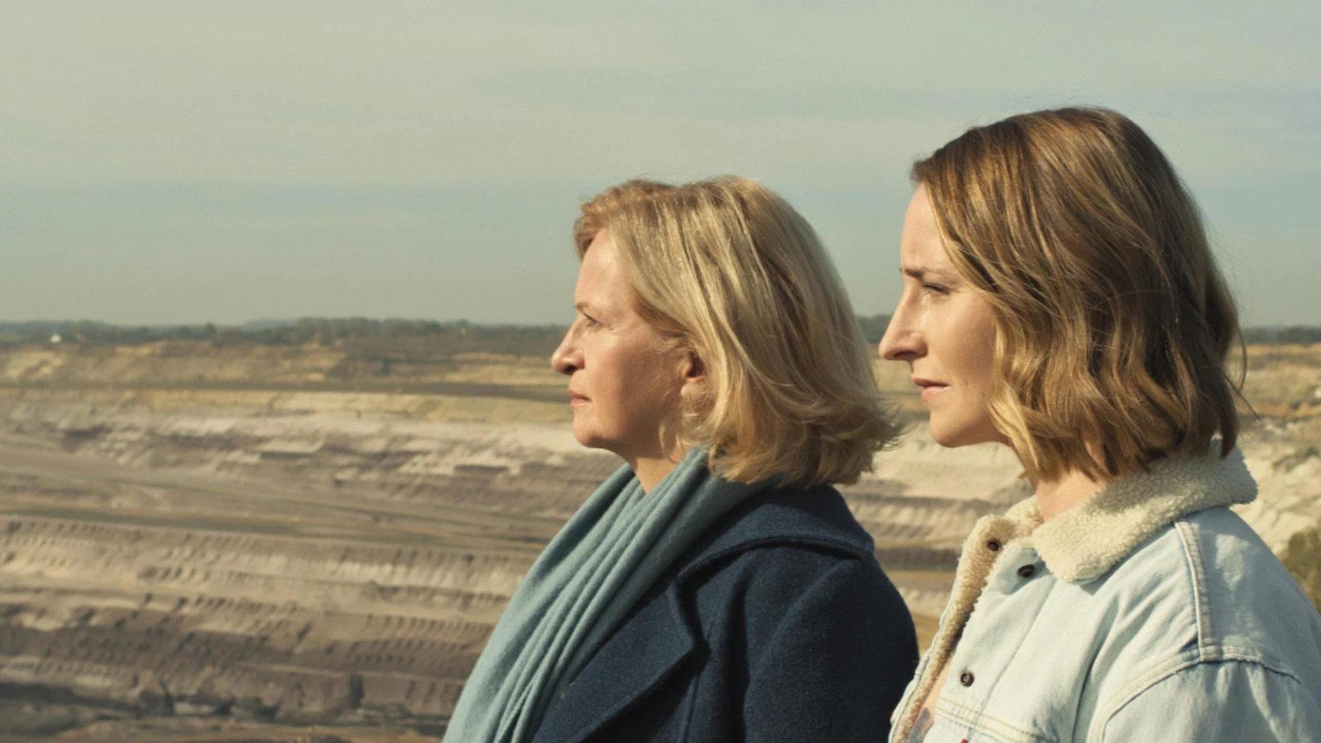 Eher fliegen hier UFOs 2023 movie scene