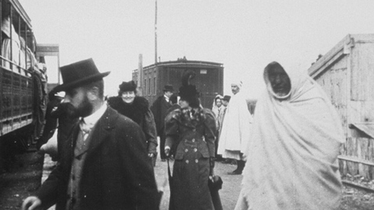Halte à la gare 1896 movie scene