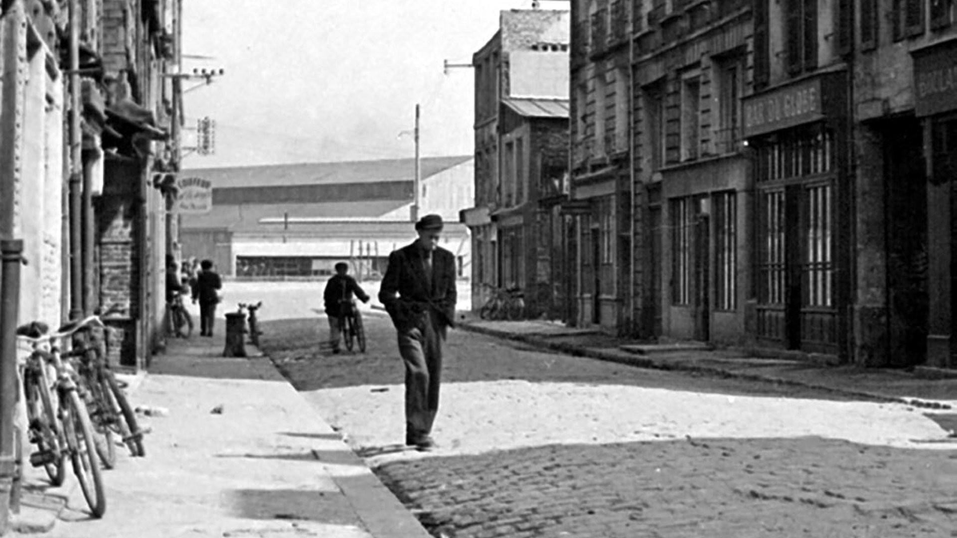 A Man Walks in the City 1950 movie scene