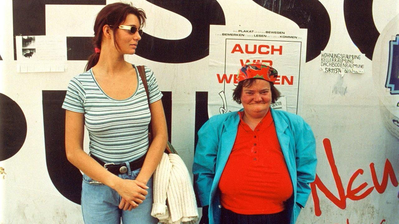 Alltagsgeschichte – An der Haltestelle 1996 movie scene