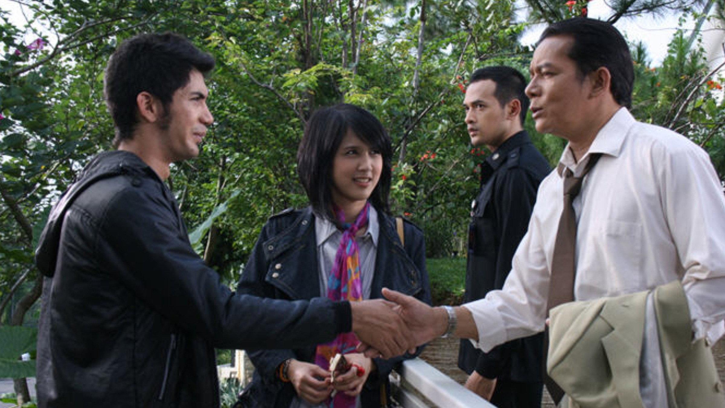 Queen Bee 2009 movie scene