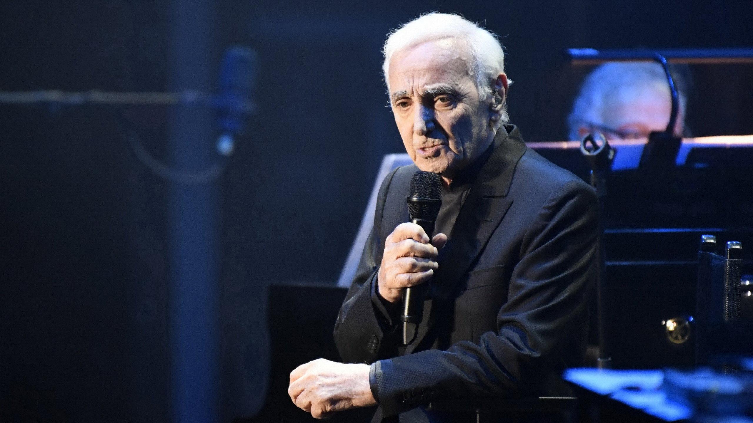 Charles Aznavour - Live au Palais des Congrès 2000 movie scene