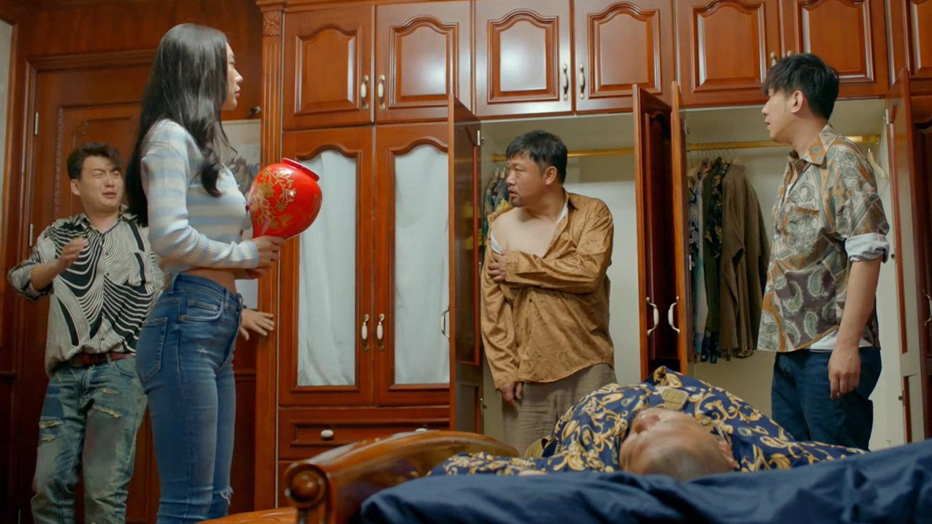 Trainee God of Wealth 2022 movie scene