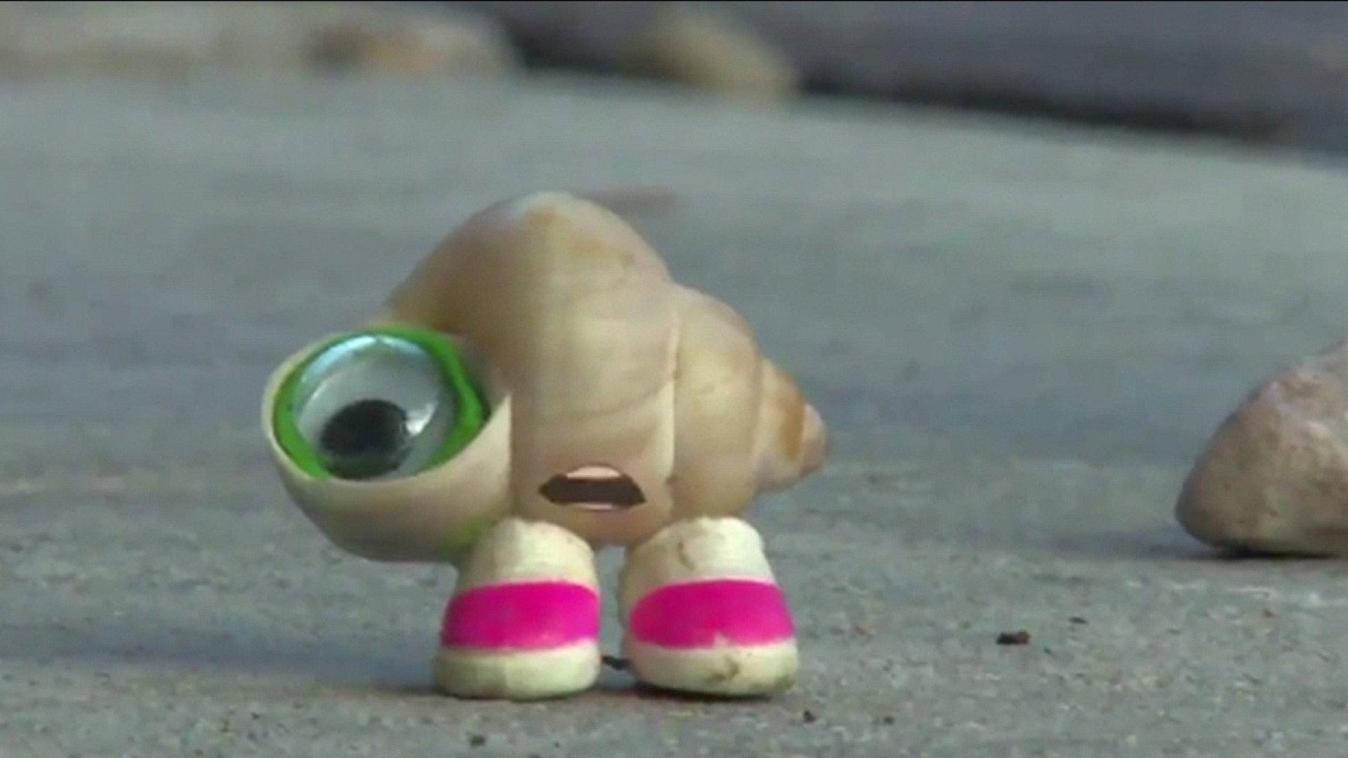 Marcel the Shell with Shoes On 2010 movie scene