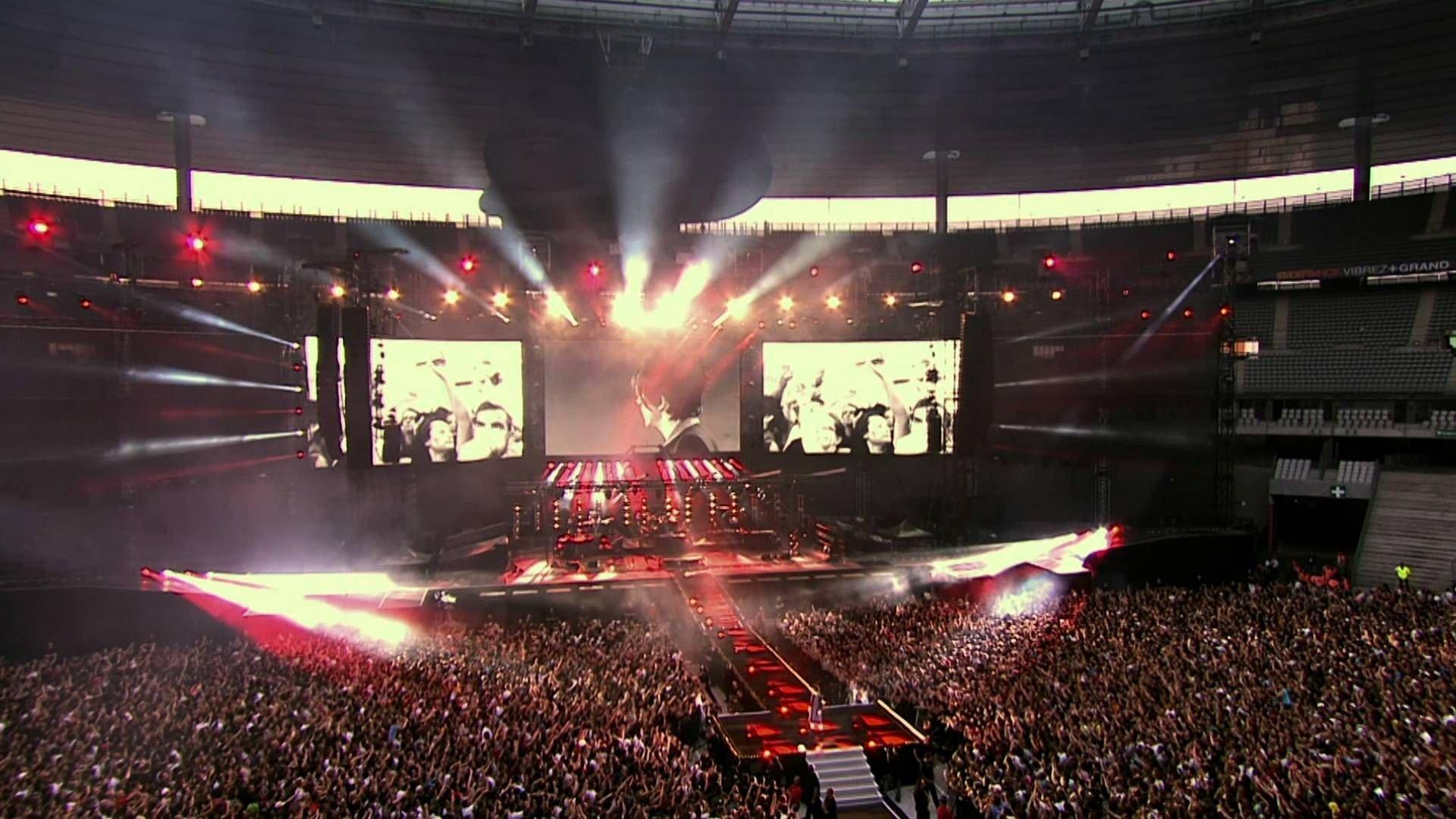 Indochine - Putain de stade 2010 movie scene