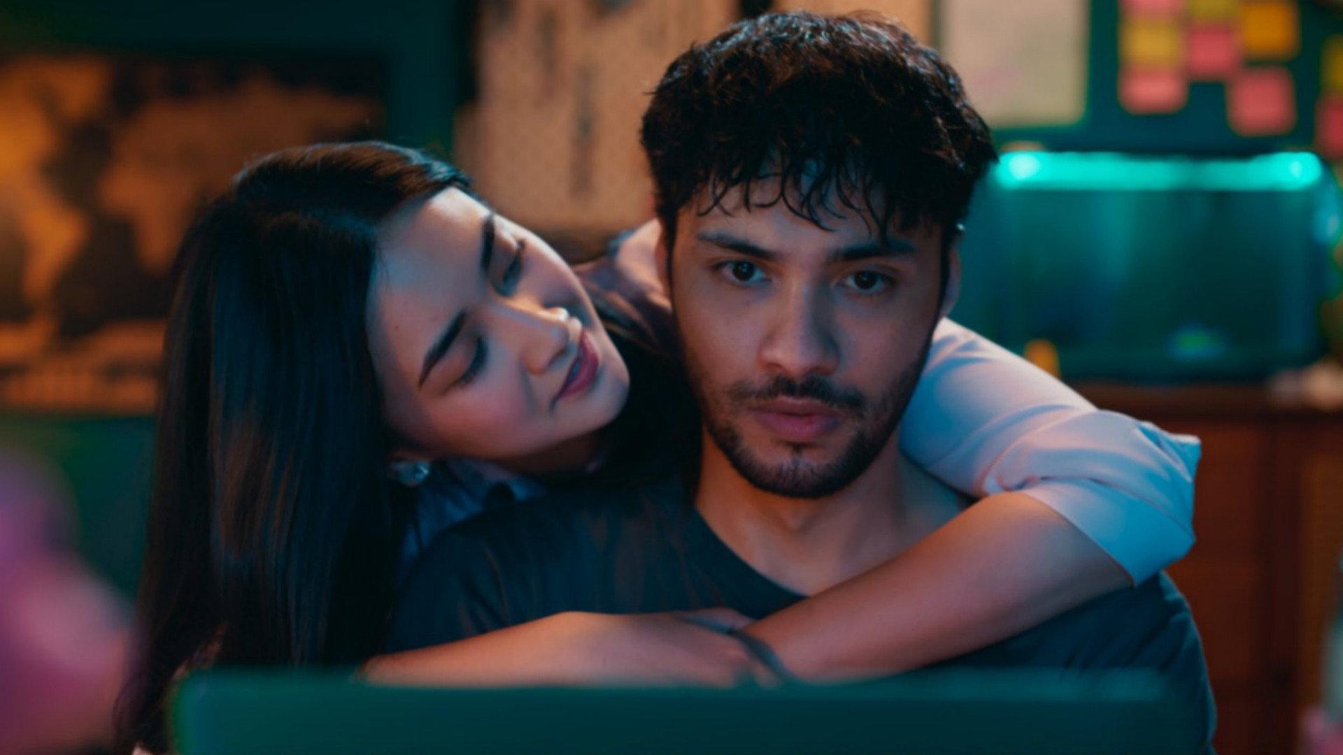 Cinta Tak Pernah Tepat Waktu 2025 movie scene