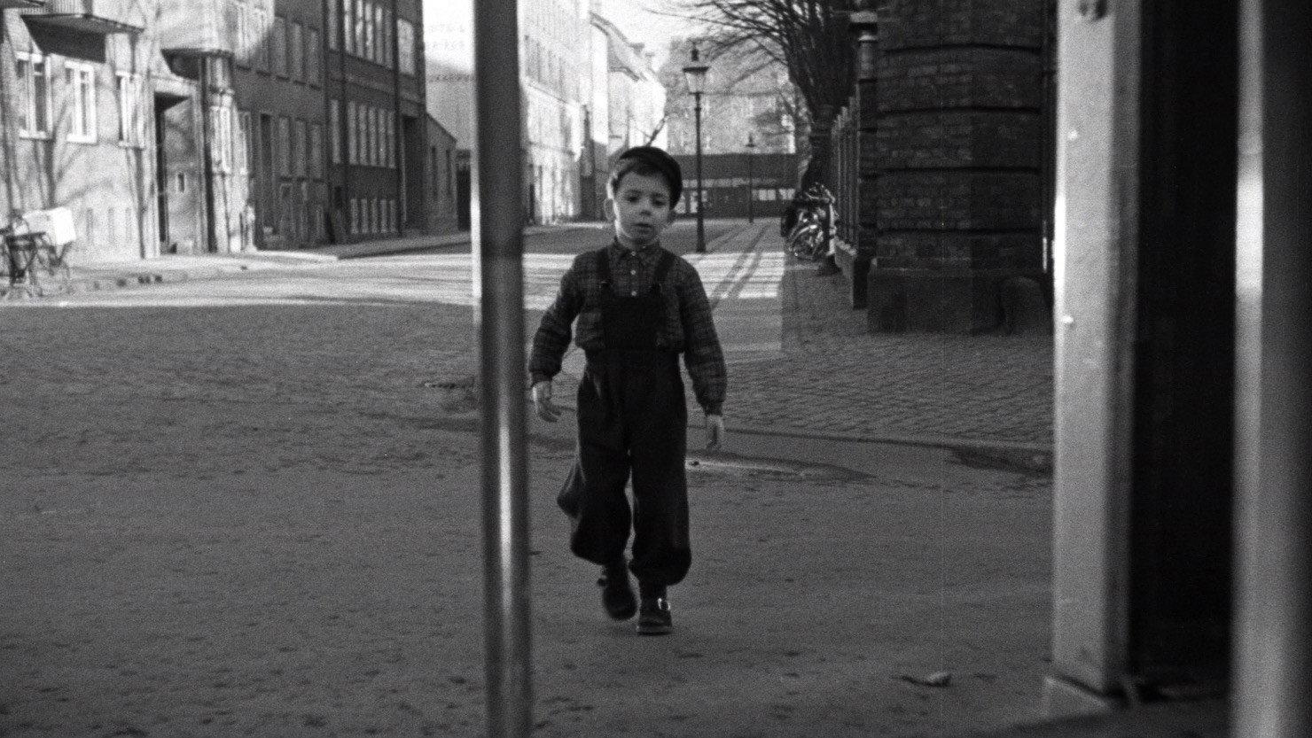 Palle Alone in the World 1949 movie scene