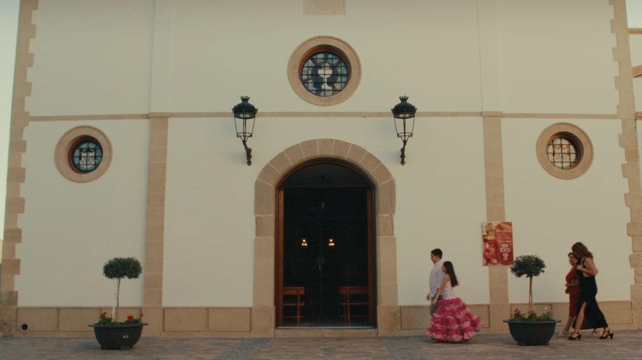 Dama de pueblo 2025 movie scene