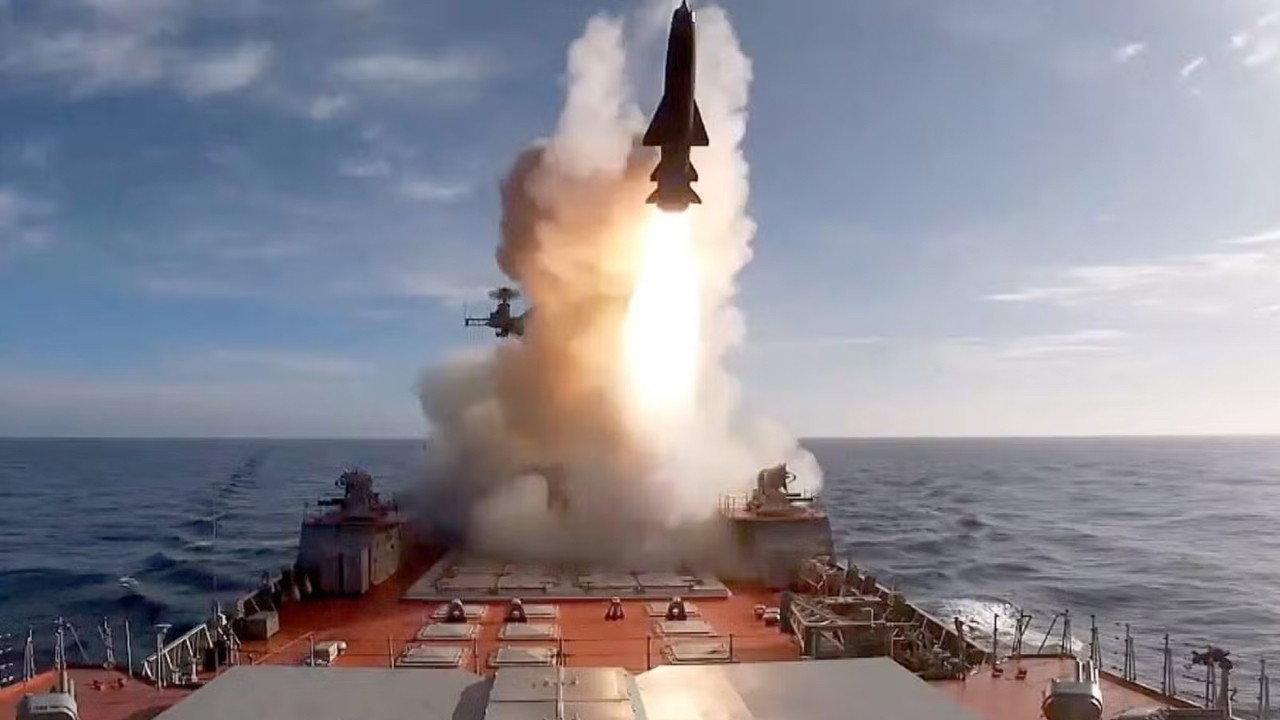 Poutine et la guerre des cinq mers 2025 movie scene