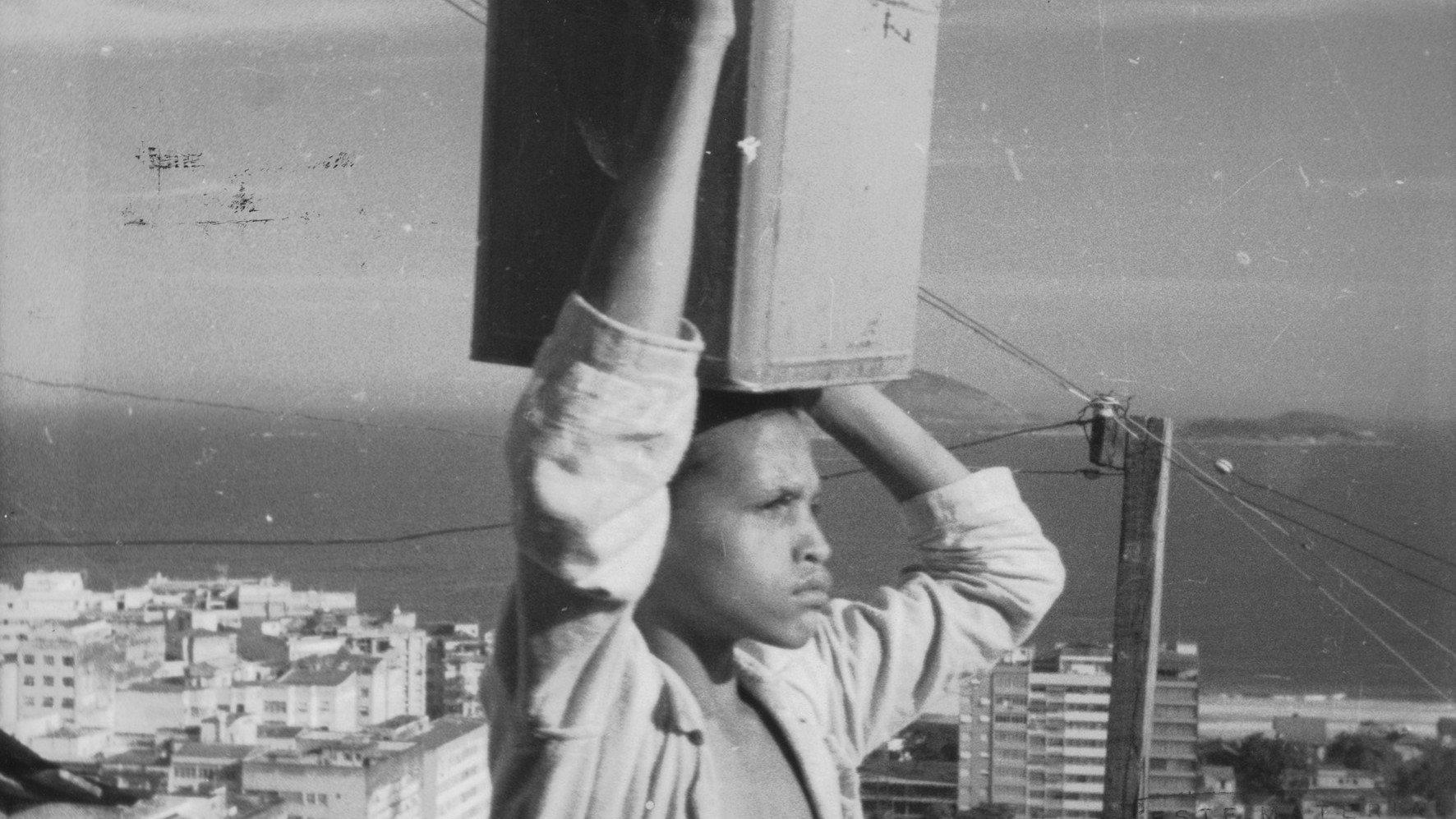 Five Times Favela 1962 movie scene