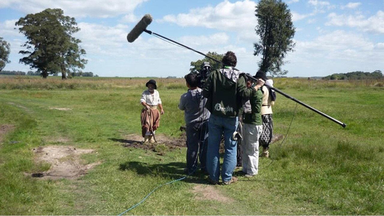 Ser Util Hoy 2010 movie scene