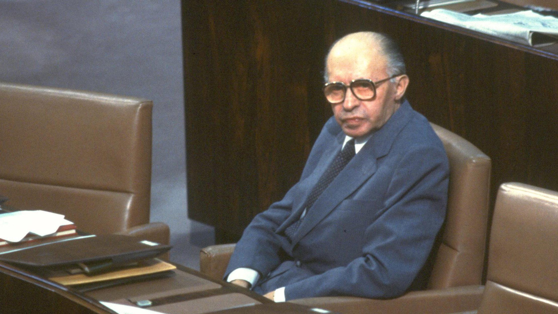 Menachem Begin: Peace and War 2020 movie scene