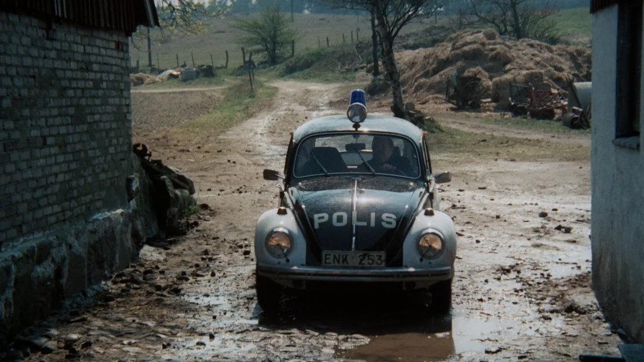 A Stranger Came by Train 1974 movie scene