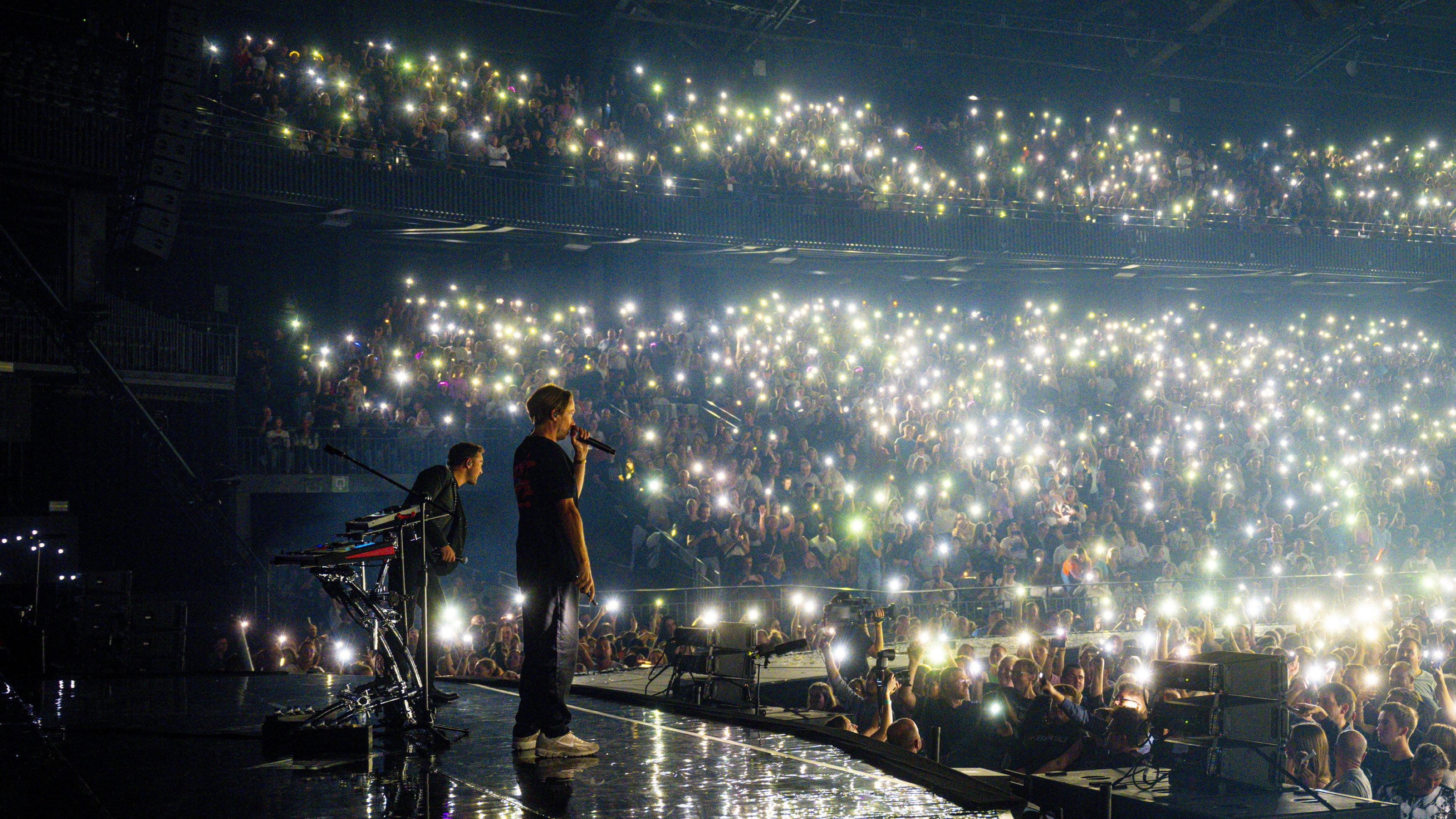 Regi in het Sportpaleis: Regi vs Milk Inc 2024 movie scene
