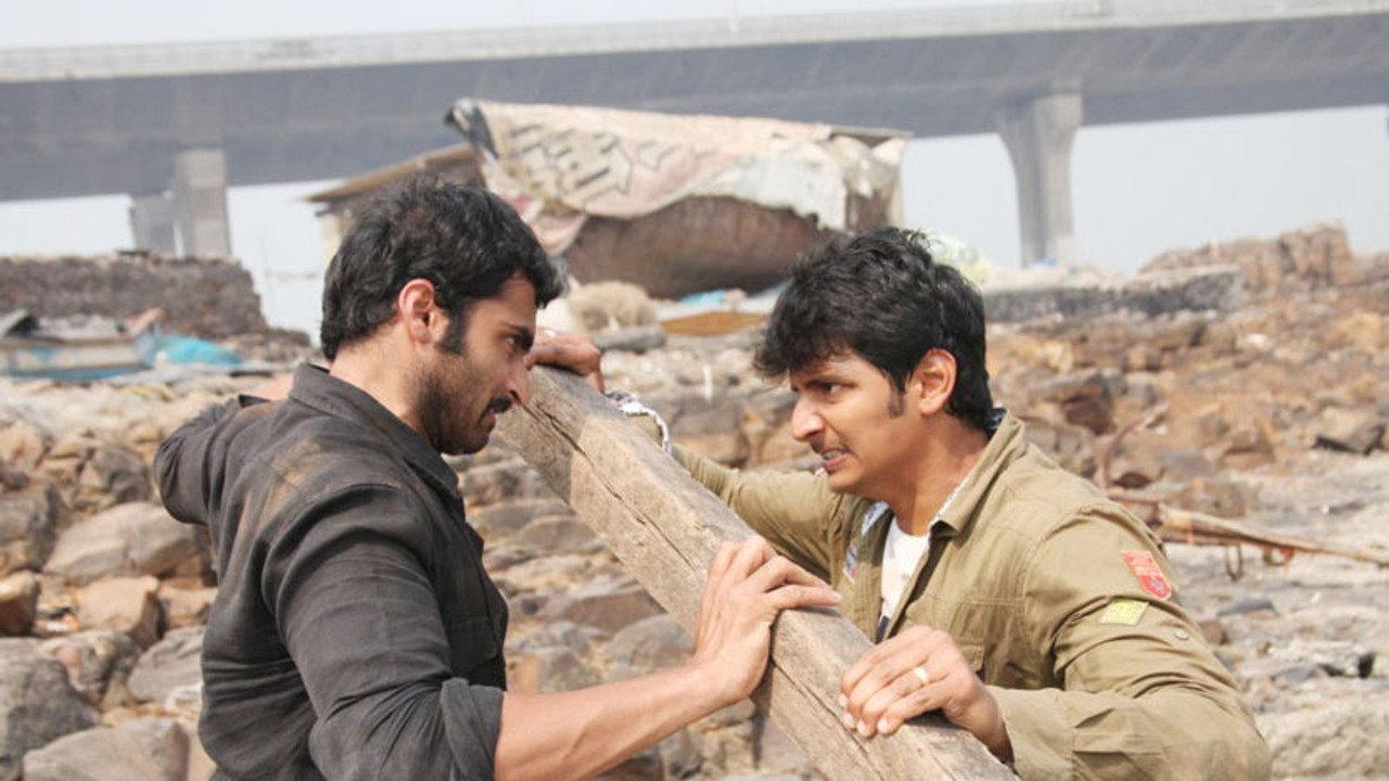 Vandhaan Vendraan 2011 movie scene