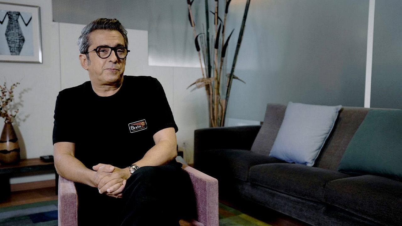 Los locos que no pararon la tele 2021 movie scene
