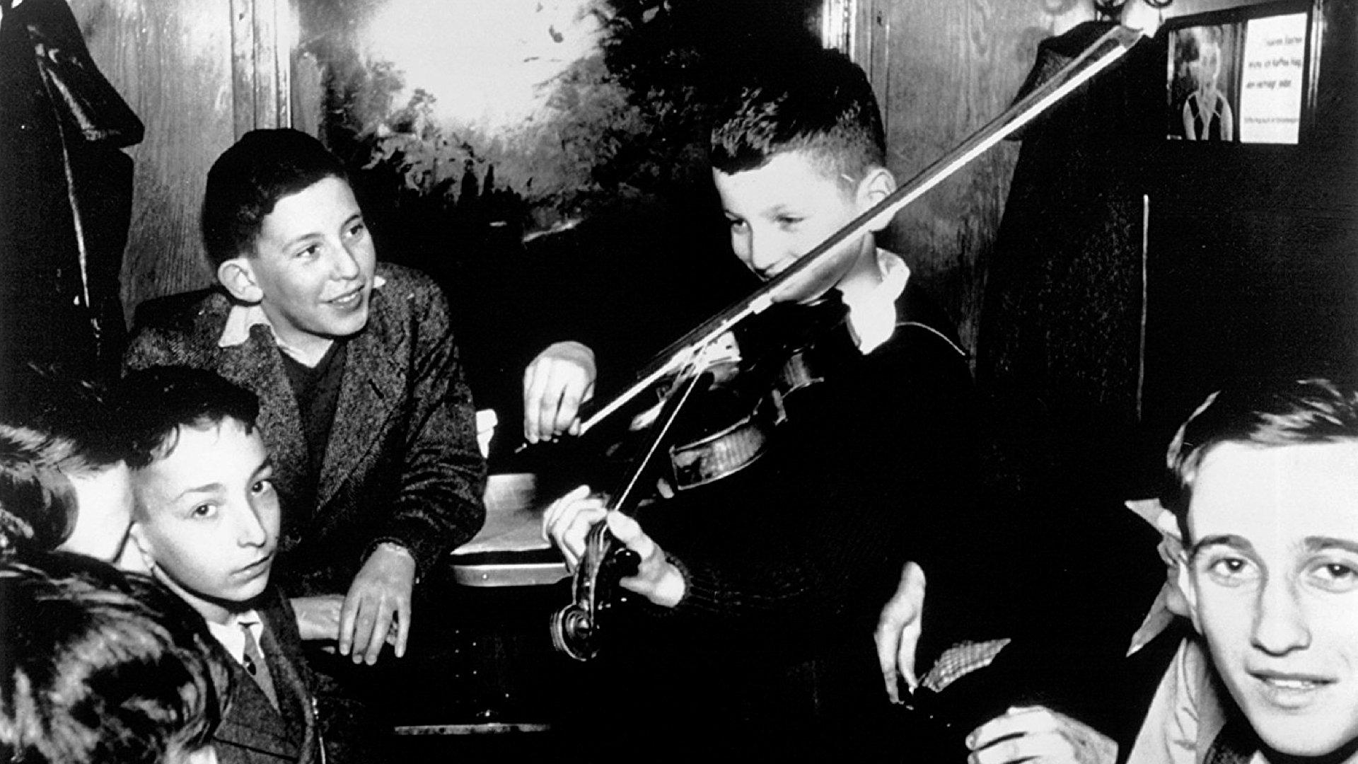 Into the Arms of Strangers: Stories of the Kindertransport 2000 movie scene