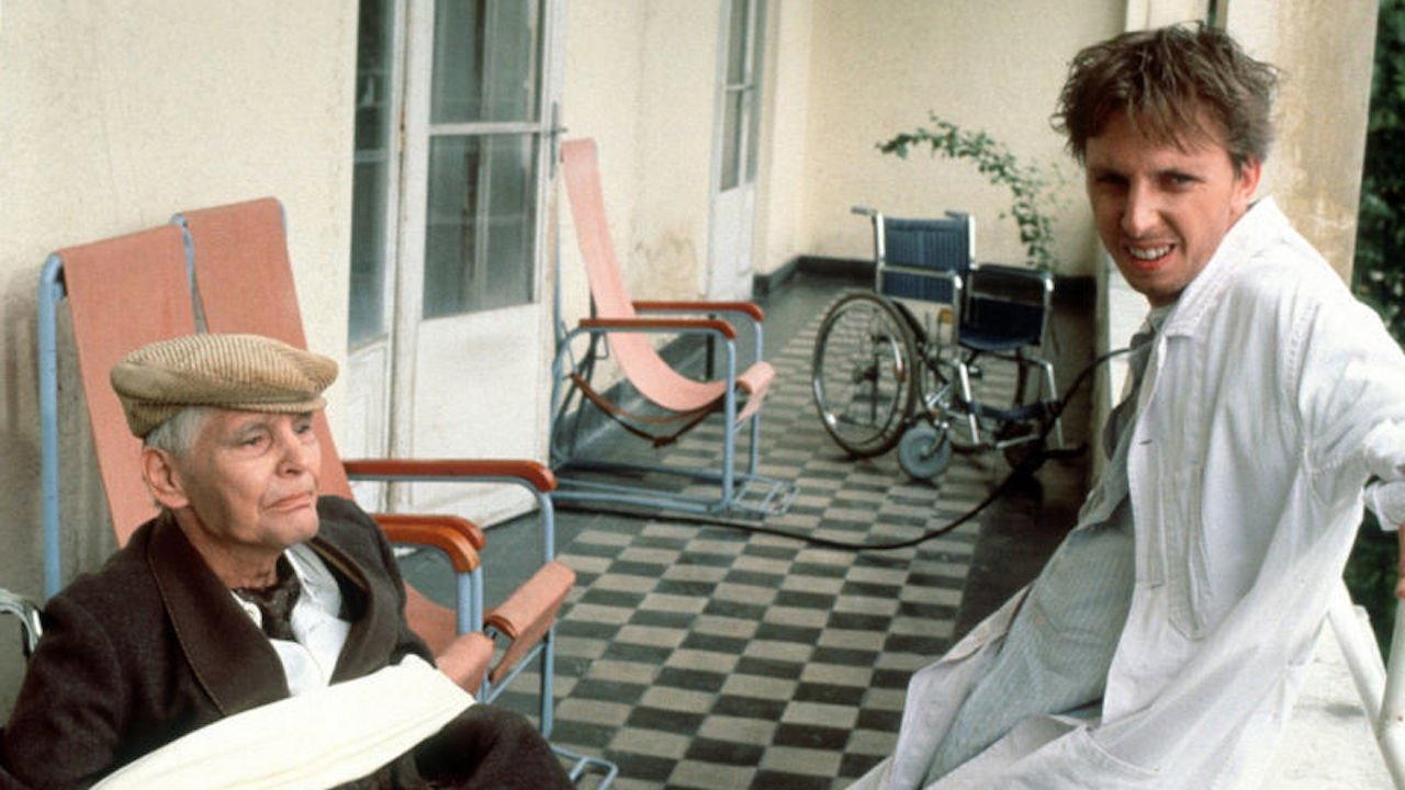 Shalom, general 1990 movie scene