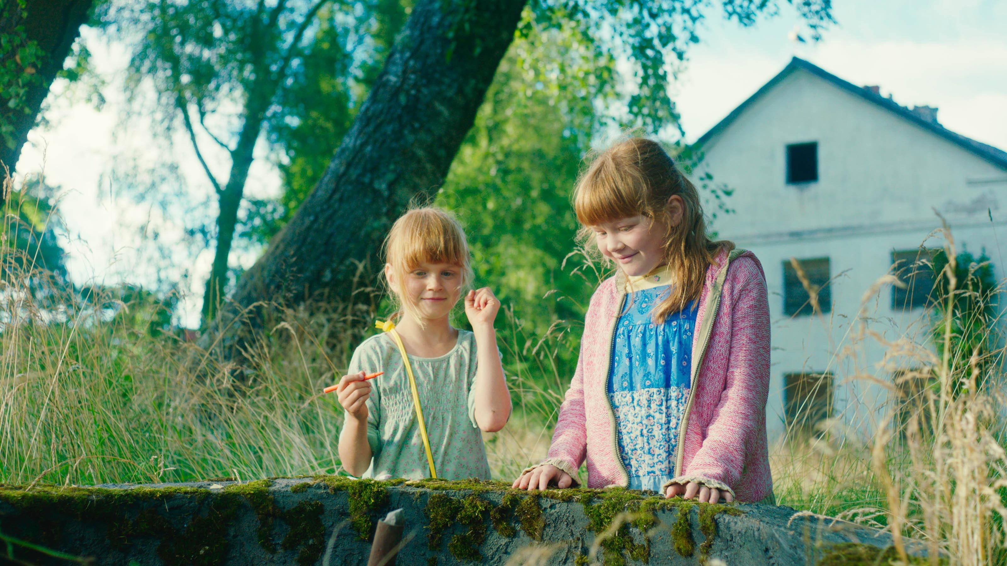 Mia & Liki 2021 movie scene