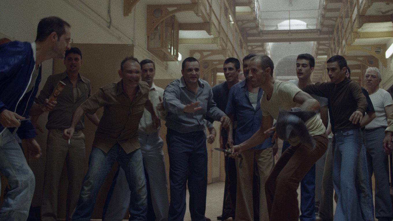 Pocos, buenos y seguros 2022 movie scene