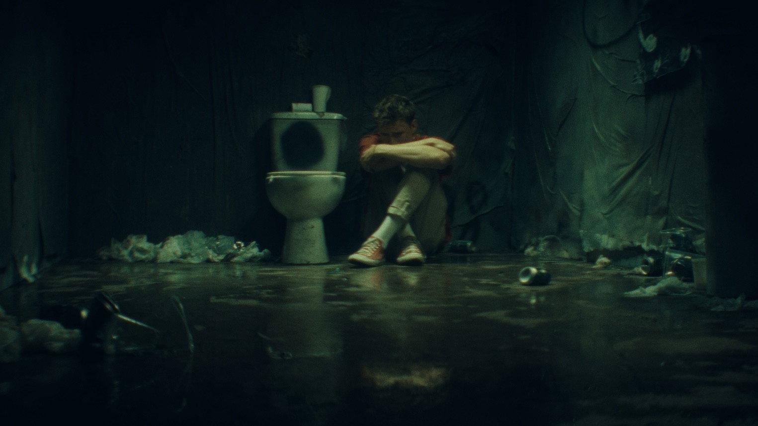 El Agujero  movie scene