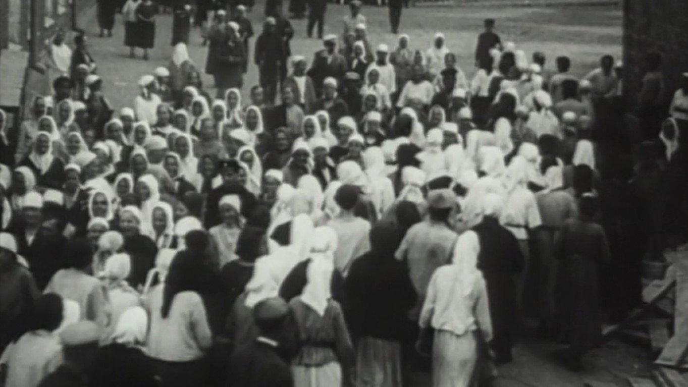 Workers Leaving the Factory 1995 movie scene