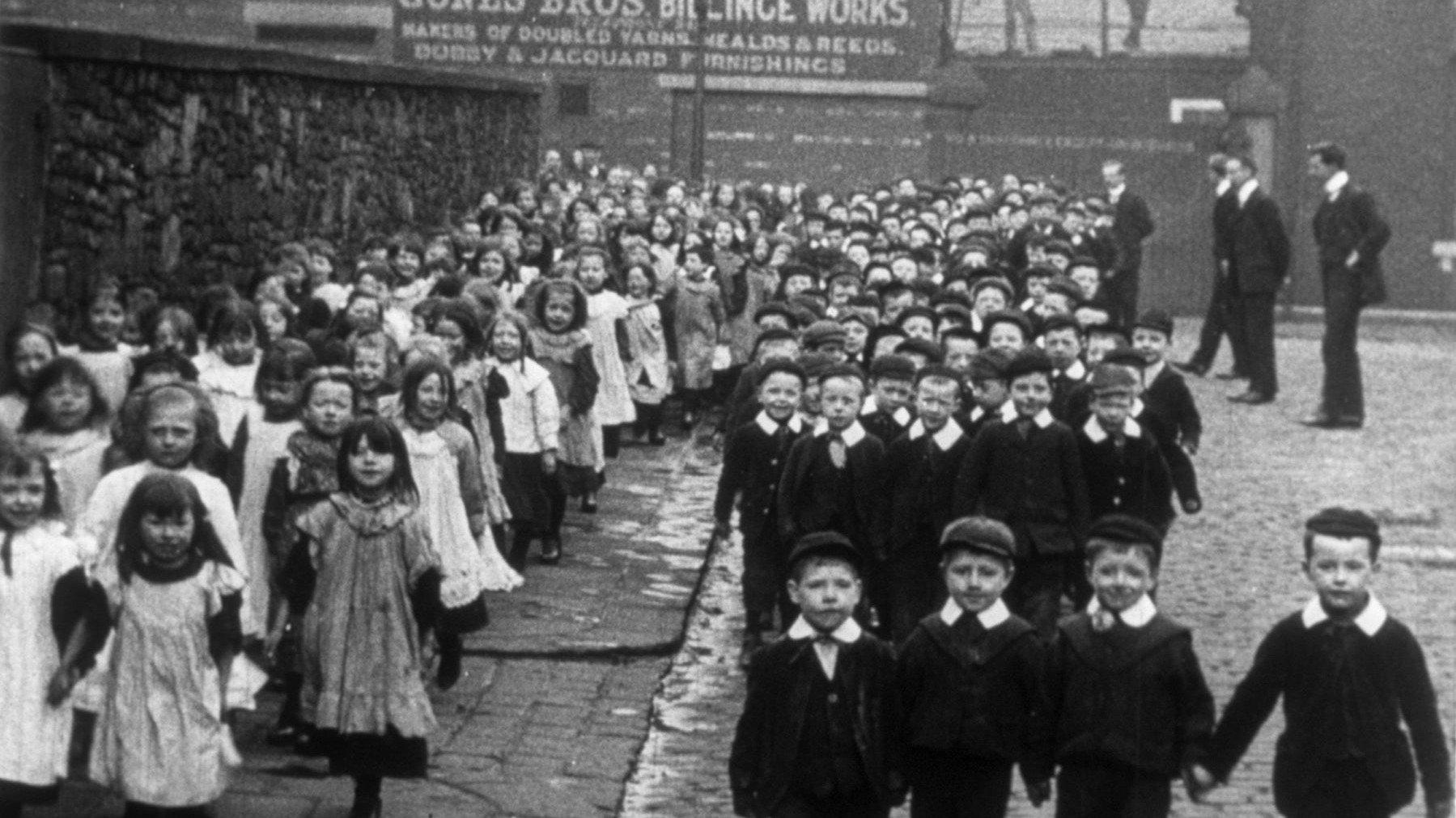 Electric Edwardians - The Films Of Mitchell And Kenyon 2005 movie scene