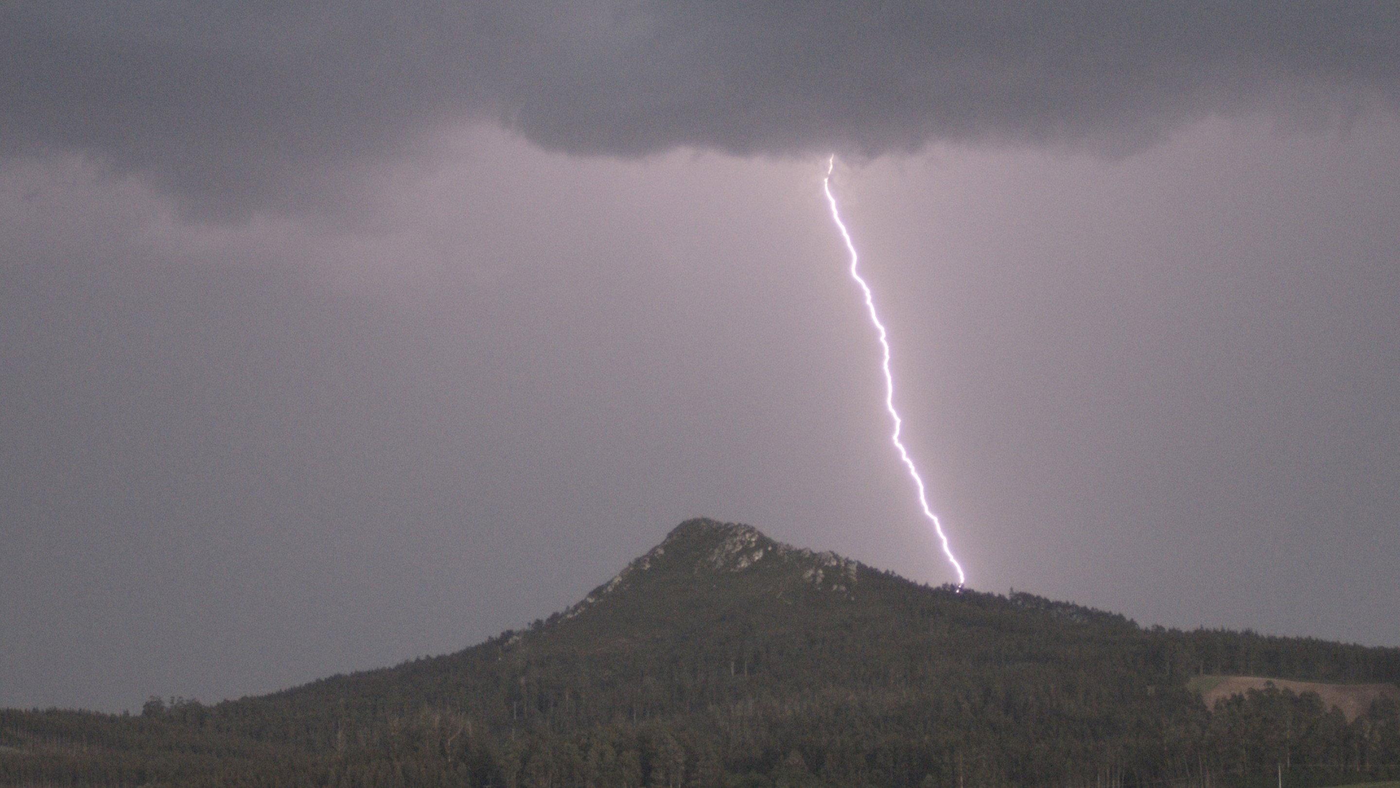 Pico Sacro [The Holy Mountain] 2024 movie scene